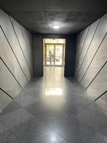 Yeni tikili: Yaşıl Bazarın yaxınlığında, 12 mərtəbəli binanın 8-ci mərtəbəsində 4 — 11