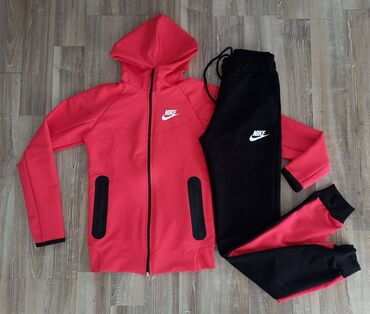 Gornji i donji deo: Nike ženska trenerka

Novo
Pamuk
Veličine xs s m l — 7