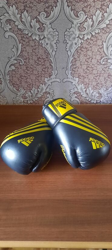 qapıçı elcekleri: Adidas boks əlcəkləri. Qara rəngdə, üzərində sarı zolaqlar və loqolar