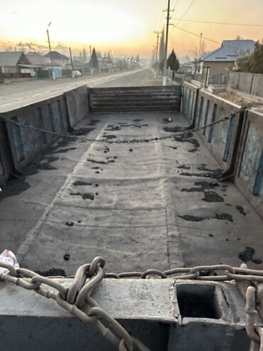 Другой строительный транспорт: КАМАЗ самосвал, оранжевый, колёсная формула 6x4. Надписи на кабине — 10