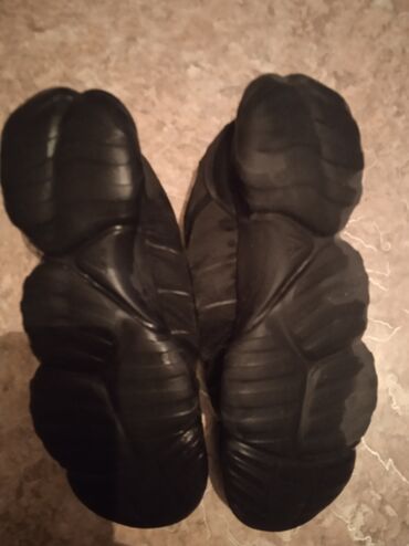 крассовки зимние: Кроссовки носил один раз Хорошие крассовки мягкие удобные 44размер