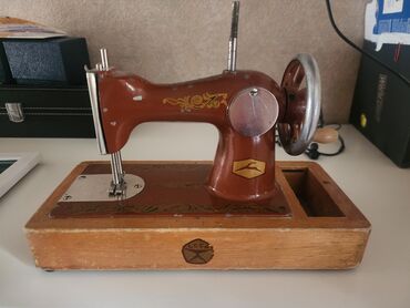 игрушки машинки бу: Детская швейная машинка. требуется ремонт