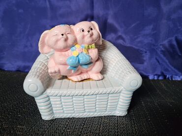 Ostali kućni dekor: Porcelanska nova sparkasa,ukras,vintaz. Visina. 10cm — 2