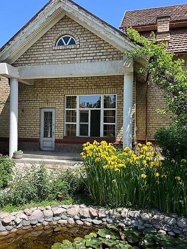 Продажа коттеджей и домов: Частный 2 уровневый дом Адрес: Бишкек, Первомайский район ( — 9