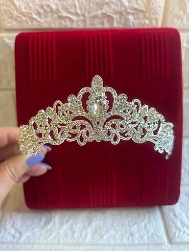 Aksesoari za kosu: Luksuzne krune/tiara za svečane prilike. - Elegantan dizajn sa bogatim — 1