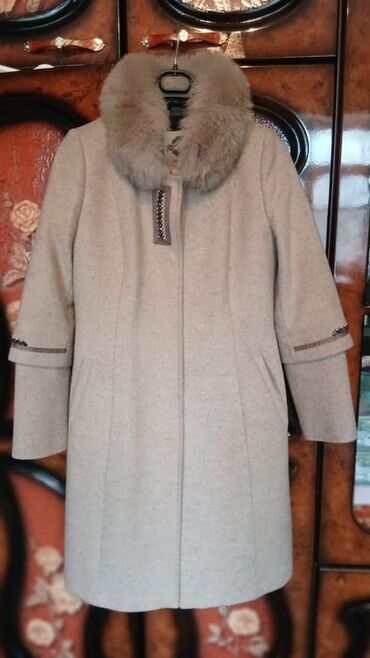 прокат национальных костюмов для детей: Элегантный женский комплект из двух вещей. 1) Пальто светло-бежевого