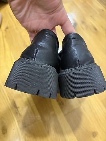 amor: Qara loafer ayaqqabı - Stil: Klasik penny loafer dizaynı, üst hissədə — 3