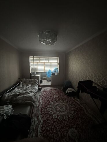 дом с бизнесом: Комната с балконом/лоджией. - Просторная прямоугольная комната