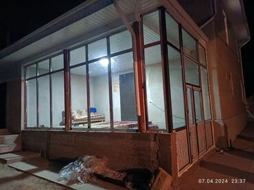 ландшафт дизайн: Панорамное остекление веранды/террасы - Каркас: металлические стойки