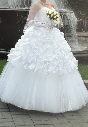 белое платье короткое свадебное: СРОЧНО! Продаю шикарное Свадебное платье. Размер от 42-48(
