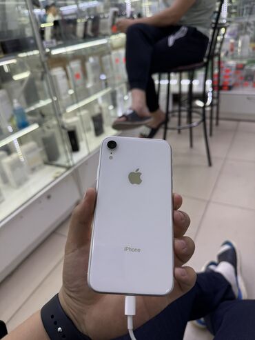 Apple iPhone: IPhone Xr, Б/у, 64 ГБ, Белый, Зарядное устройство, Защитное стекло, Чехол, 82 %