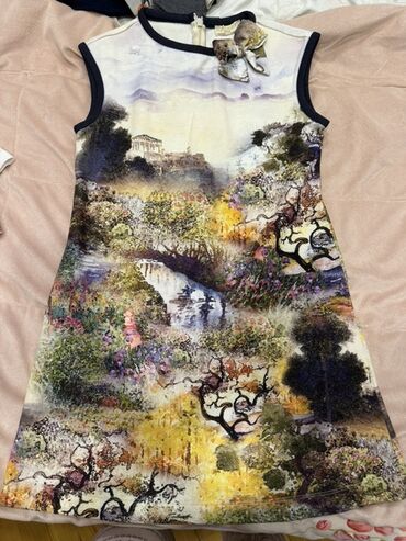 Dəstlər, kostyumlar: Qadın geyim dəsti – 4 fərqli don 1) Pudra rəngli, incə çiçək naxışlı — 10