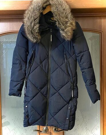 теплые зимние куртки женские: Пуховик, По колено, Стеганый, С капюшоном