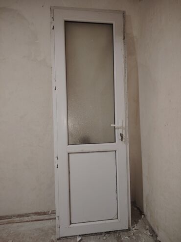 plastik qapi gence: PVC qapı – şüşəli - Material: ağ rəngli PVC/profil - Üst hissə