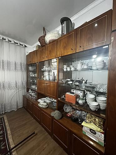 сервант стенку: Секция-витрина для гостиной из массива/шпона в классическом стиле. - — 1