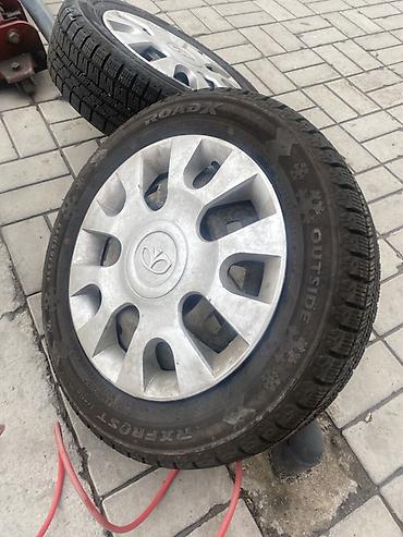 Комплект автомобильных колес на штампованных дисках с декоративными