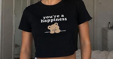 beli: Qısa qara crop t‑şört - Ön hissədə “you’re a happiness” yazısı və — 1