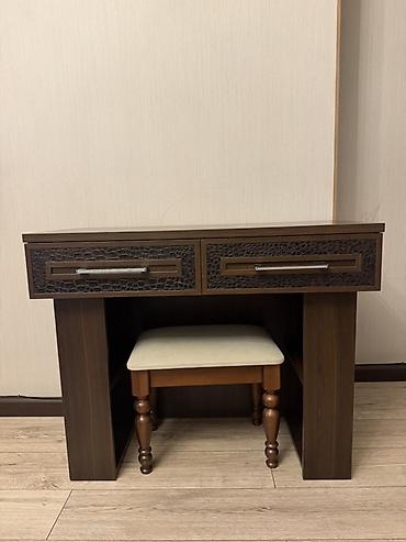 study table: Компактный туалетный/рабочий столик с табуретом. - Материал: ЛДСП/МДФ — 1