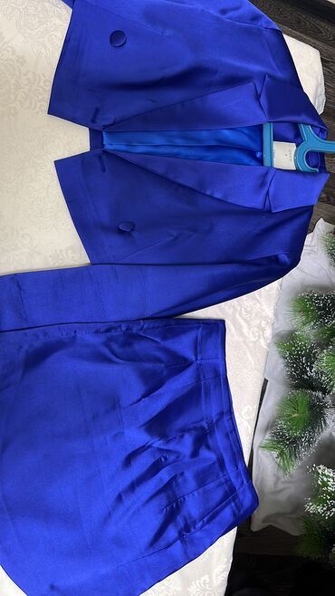 üçlü qadın kostyumları: Kostyum 120azn alinib satilir 40azn. Bir defe geyinilib