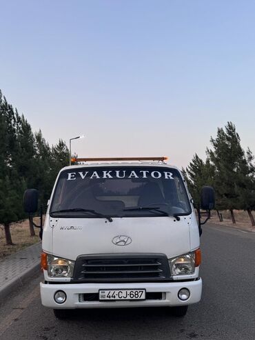 215 75 16 c: Hyundai markalı ağ rəngli evakuator. Nəqliyyat vasitələrinin daşınması