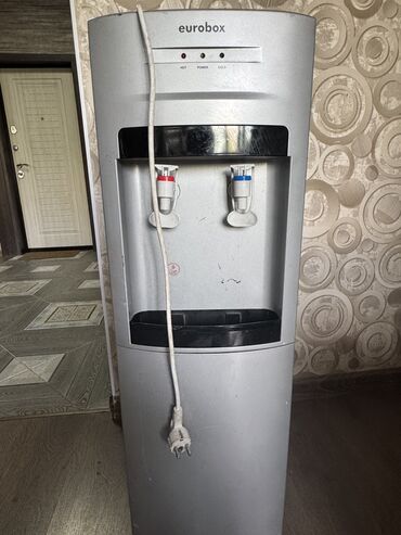 type c 3 5: Диспансер напольный Eurobox Продается диспансер для воды б/у