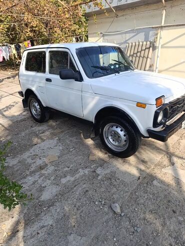 VAZ (LADA): Model: Lada Niva (VAZ 2121/21214 seriyası, 3 qapılı), ağ rəng. Gövde — 5