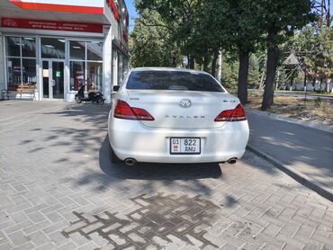 авто машина сатылат: Автомобиль Toyota Avalon белого цвета, седан. Оснащен легкосплавными