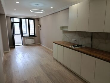 сдается 2 комнатная квартира на долгий срок: 2 бөлмө, 71 кв. м, Жеке план, 1 кабат, Дизайнердик ремонт