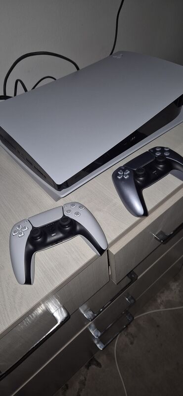 продам сони плейстейшен 5: Игровая приставка PlayStation 5 в комплекте с двумя беспроводными