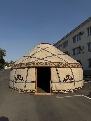 маска для бега: Традиционная юрта - Настоящая кочевая юрта с деревянным каркасом и