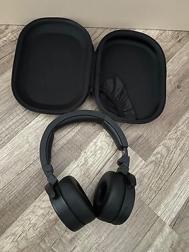 Qulaqcıqlar: Land Rover markalı simsiz over‑ear qulaqcıq + sərt daşıma futlyarı — 1