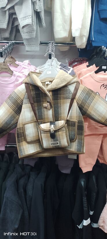 детские комплекты для дома: Детская теплая куртка с капюшоном + мини-сумка в комплекте. -