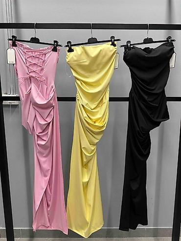 link: Elegantna duga svečana haljina bez bretela

Haljina: 3200 dinara — 3