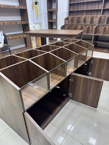 Rəf vitrinləri: Mağaza üçün vitrin/raf sistemi - Material: Lami­nət (ağac teksturalı — 16