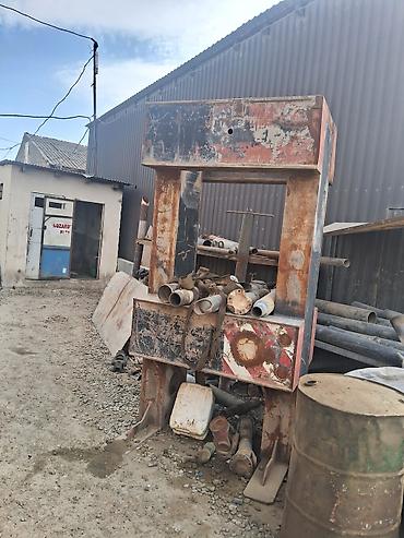Alətlər: Ağır sənaye üçün hidravlik press konstruksiyası - Güclü metal karkas — 1