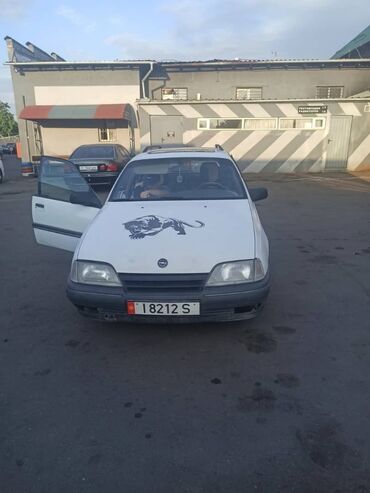 7местный авто: Opel Omega: 1990 г., 2.4 л, Автомат, Бензин, Универсал