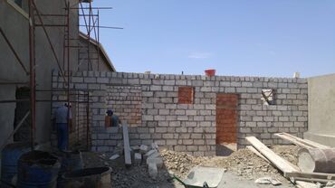 sekide ev satilir: 4 otaqlı, 200 kv. m, Təmirsiz