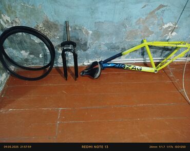 bmx satilir: Zigzag BMX velosipedinin sarı rəngli raması, qara rəngli çəngəli