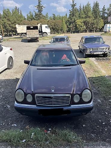 traktor 82 1: Mercedes-Benz E-Class (W210) sedan - Kuzov: 4 qapılı sedan, tünd — 1