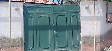 hasar dəmir: Metal darvaza – ikitaylı, klassik panel naxışlı dizayn. - Material — 2