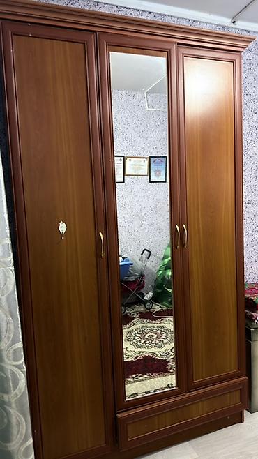 шкаф для телевизор: Трёхдверный платяной шкаф с зеркалом - Классический дизайн в тёплом — 2