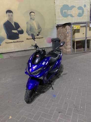 продажа авто в бишкеке и по всему кыргызстану: Скутер/максискутер спортивного стиля, яркий синий цвет с наклейками