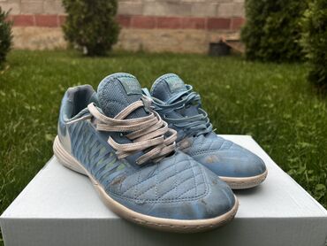 Кроссовки и спортивная обувь: Кроссовки Nike (2 пары) для зала/футзала.КАЖДАЯ ПО 1700 сомов,вообщем — 4