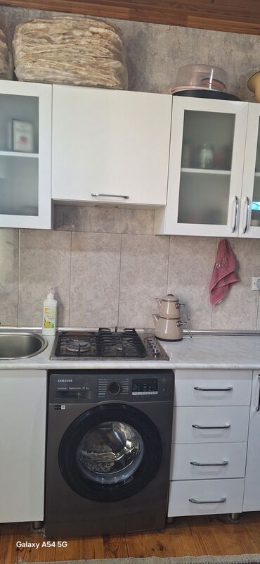 metbex şkafı: Mətbəx mebeli dəsti - Üst və alt dolablar: ağ rəng, şüşəli vitrin