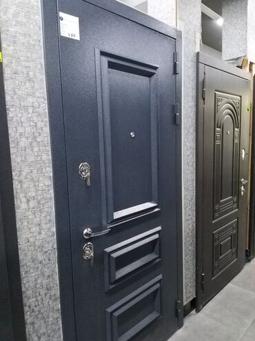 şef qapı: Bu, daxili və xarici istifadə üçün nəzərdə tutulmuş boz rəngli metal