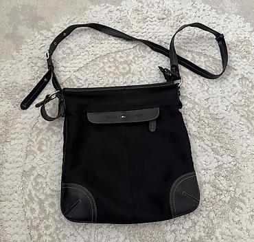 Tommy hilfiger tasna prostrana,unutra ima tri pregrade manje