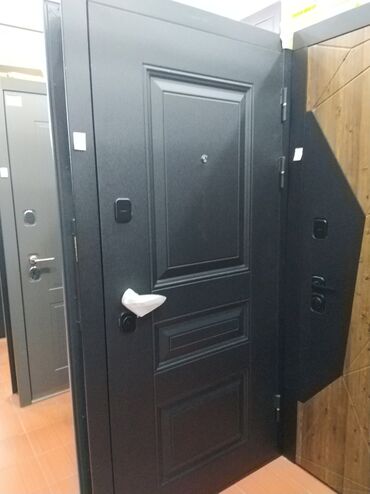 Kafel və bitirmə daşları: Qara rəngdə olan bu qapı, eviniz və ya ofisiniz üçün etibarlı