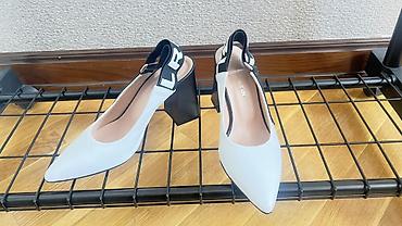 ağ ayaqqabı: Tezedi Ağ rəngli, sivri burunlu qadın slingback ayaqqabı. - Qalın — 1
