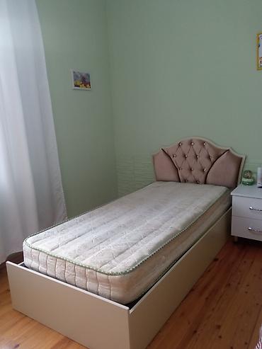 Çarpayılar: Tək nəfərlik çarpayı və döşək dəsti - Ölçü: təxmini 90x190 sm (tək — 1