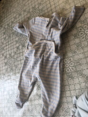 Dəstlər: Körpə geyim dəsti - 3 ədəd qalın, ayaqlı tulum: - Açıq mavi rəngdə — 3